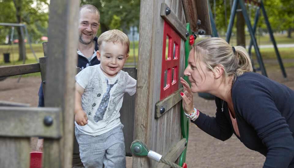 PÅ LEKEPLASSEN: Lille Cash-Douglas er en glad og aktiv gutt som elsker å leke med pappa Patrik (39) og mamma Lolita (37).