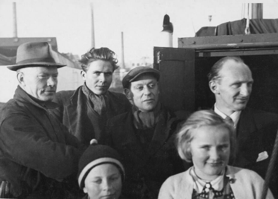 <b>SISTE BILDE:</b> Om bord på «Thalassa» i Stavanger høsten 1948. Arnhild foran til høyre, broren Erling ved hennes side. Bak fra høyre: Faren Arne Karlsen, Lars Karterud og to ukjente.