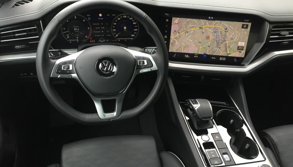 FØRST I VW: For første gang tar VW i bruk bruker den fullt ut digitaliserte «Innovision Cockpit», VWs svar på Audis Virtual Cockpit. Takk og pris har VW utstyrt Touareg med en egen knapp/hjul for lydvolum. Og er man opptatt av et fett musikkanlegg i bilen, så kan Touareg leveres med et Dynaudio lydsystem med en 730 watts forsterker, spesiallaget for nye Touareg.