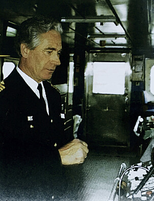 PÅ BROA: Kaptein Mikael Botnen fotografert på broa om bord "Berge Stahl".