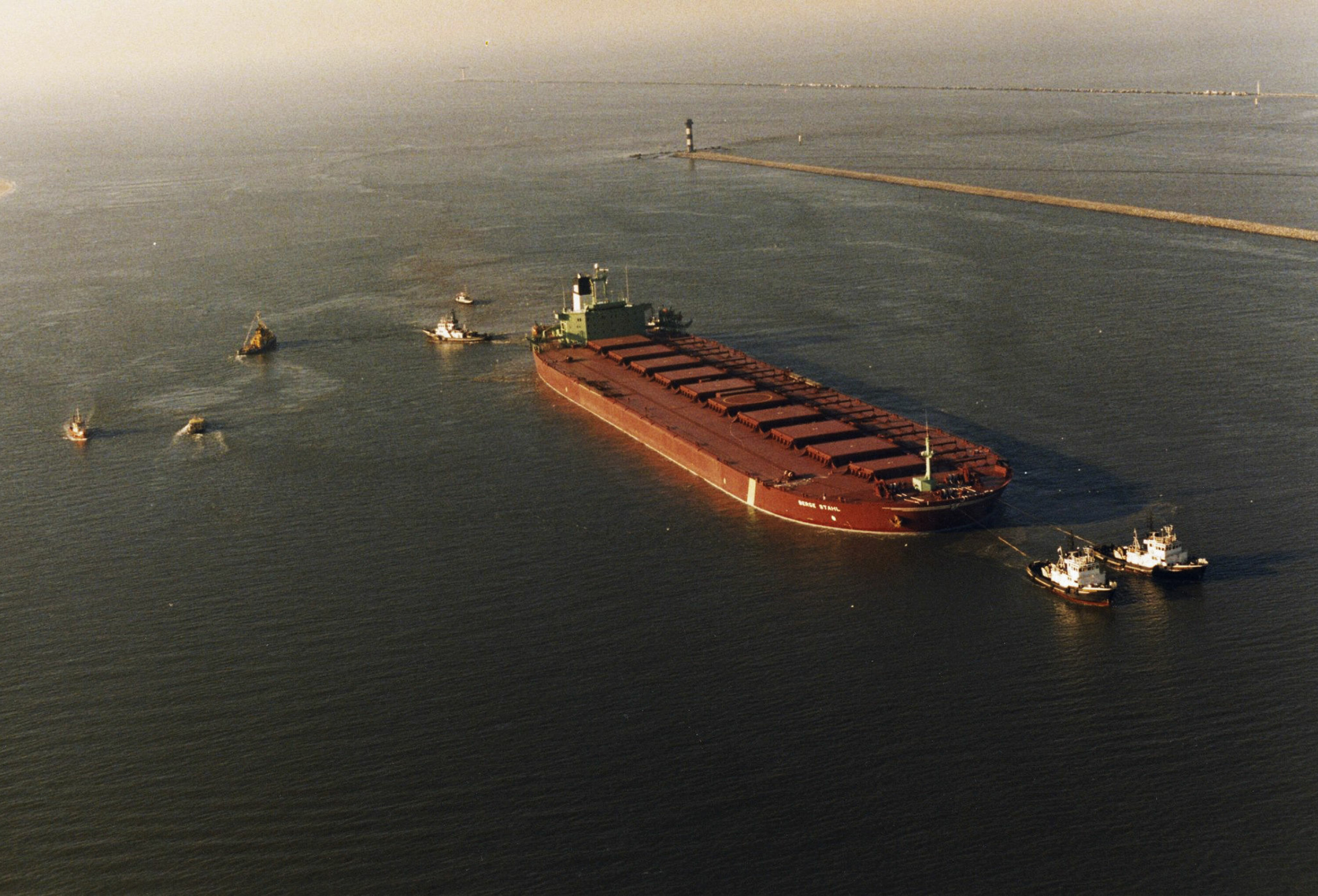 SLEPES: De siste meterne inn til havnen i Rotterdam ble kjempen slept av fire slepebåter som også hjalp til med å kontrollere farten.