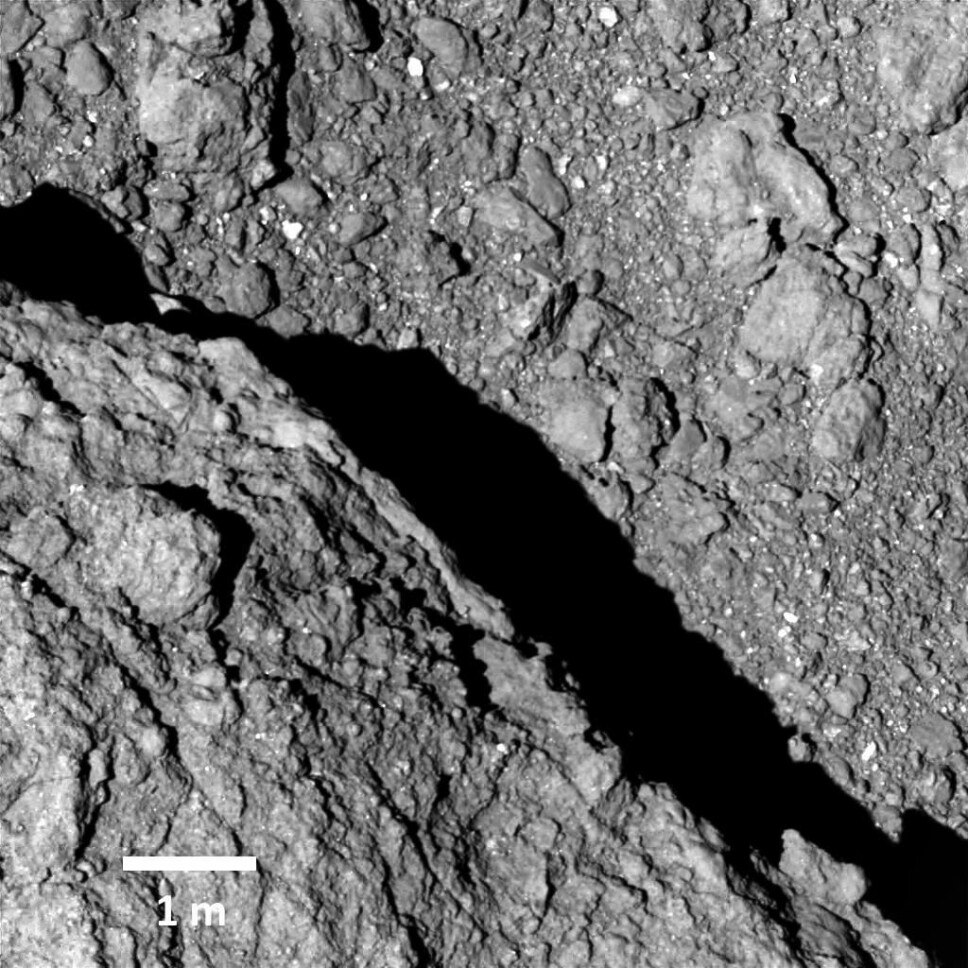 Dette bildet av asteroiden Ryugu ble tatt 64 meter over overflaten. Bildet er tatt av romsonden, ikke bilene på asteroiden.