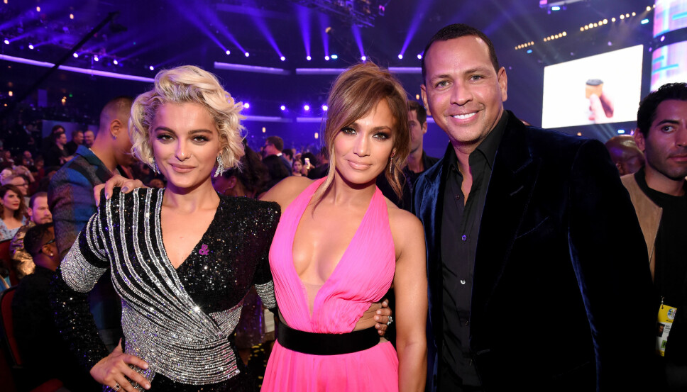 Jennifer Lopez og Alex Rodriguez poserer sammen med Bebe Rexha.