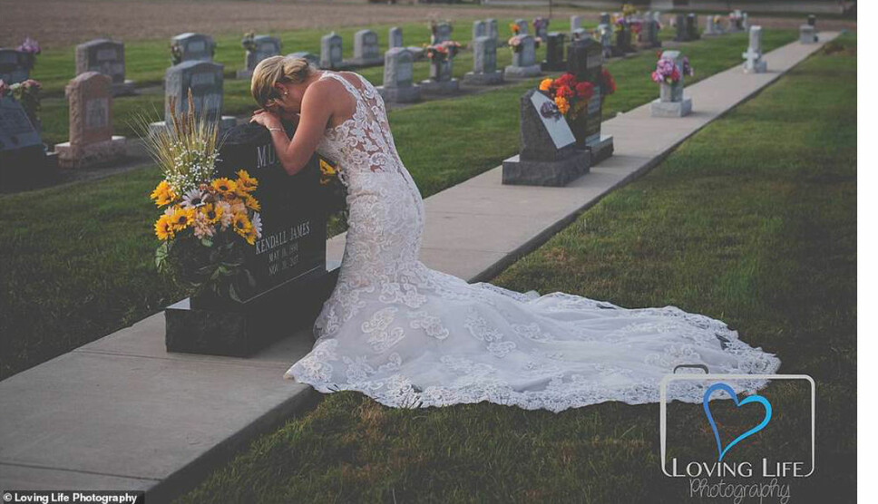 VED FORLOVEDENS GRAV: Jessica Padgett sørger ved sin forlovedes grav på det som skulle vært deres bryllupsdag.