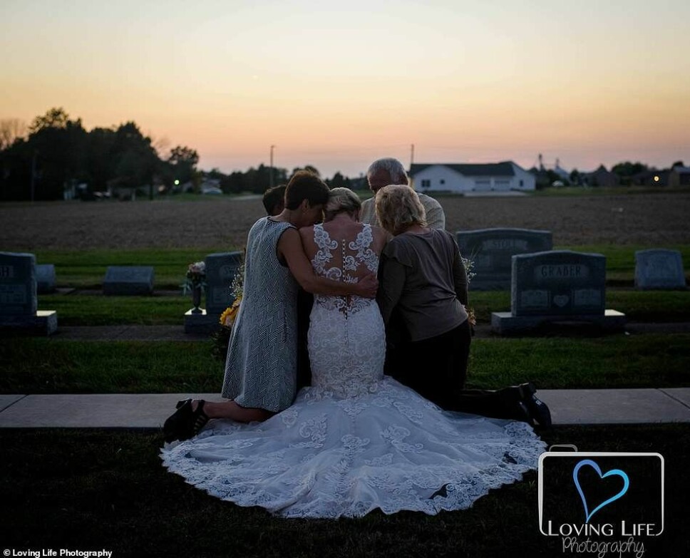 SØRGER: Familien knelte foran Kendalls gravstein på det som skulle vært Jessica og Kendalls bryllupsdag.