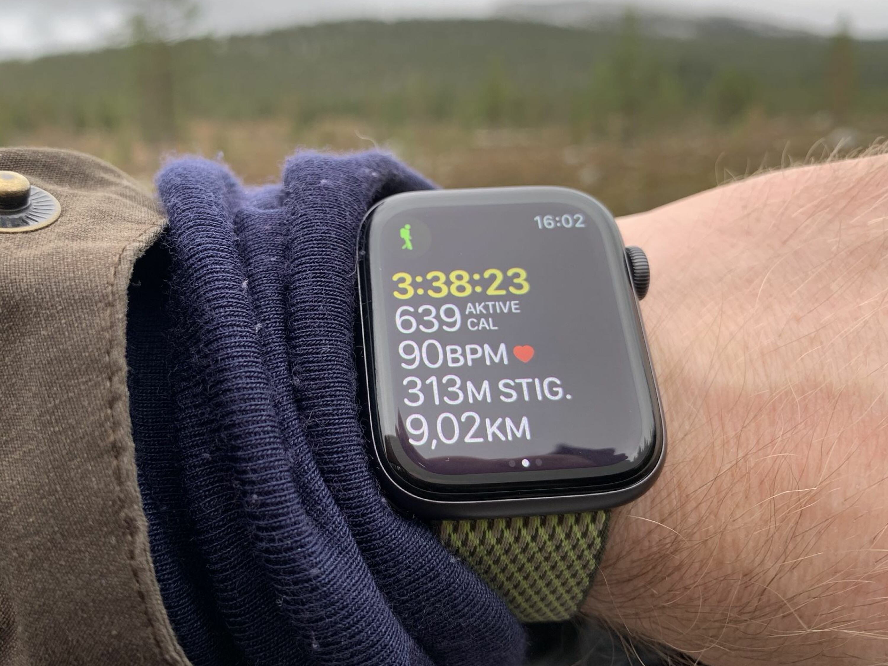 FJELLTUR: Med Watch OS 5 kom muligheten til å registrere en fjelltur i Apples innebygde aktivitetsapp. Med Apple Watch Series 4 er det null problem å se informasjonen på skjermen. En snaut fire timers tur gjør imidlertid sitt innhugg i batteritiden.