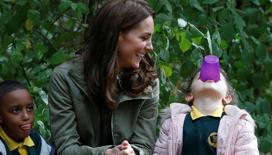 GLAD I DE SMÅ: Kate tok seg god tid til å leke med barna da hun besøkte skolen vest i London.
