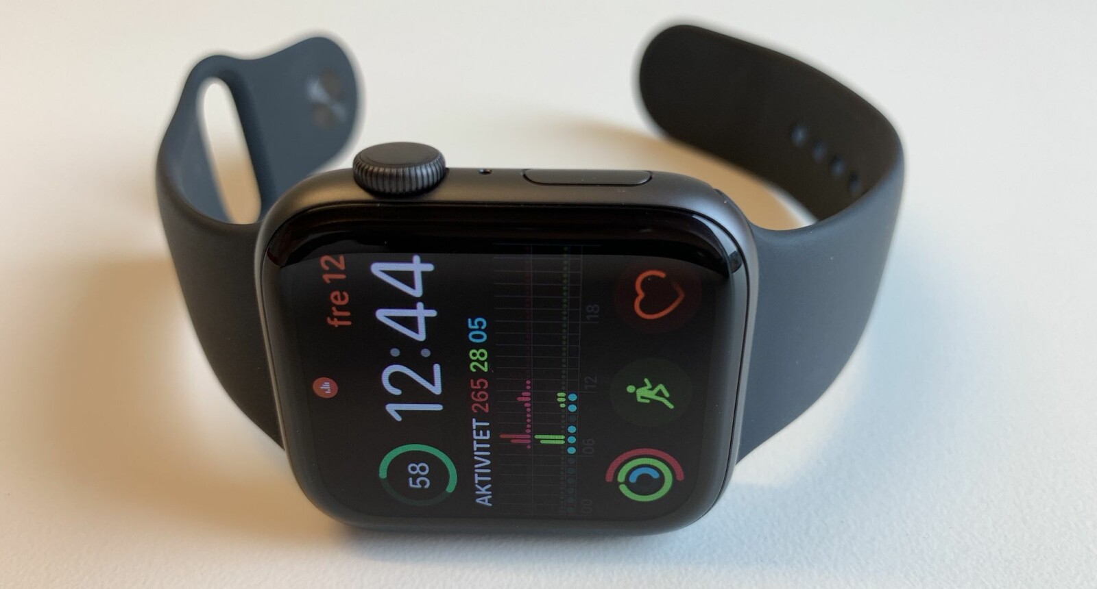<b>NY APPLE WATCH:</b> Apple Watch Series 4 har for første gang fått en designendring. For første gang gir klokken en tilnærmet problemfri brukeropplevelse også.