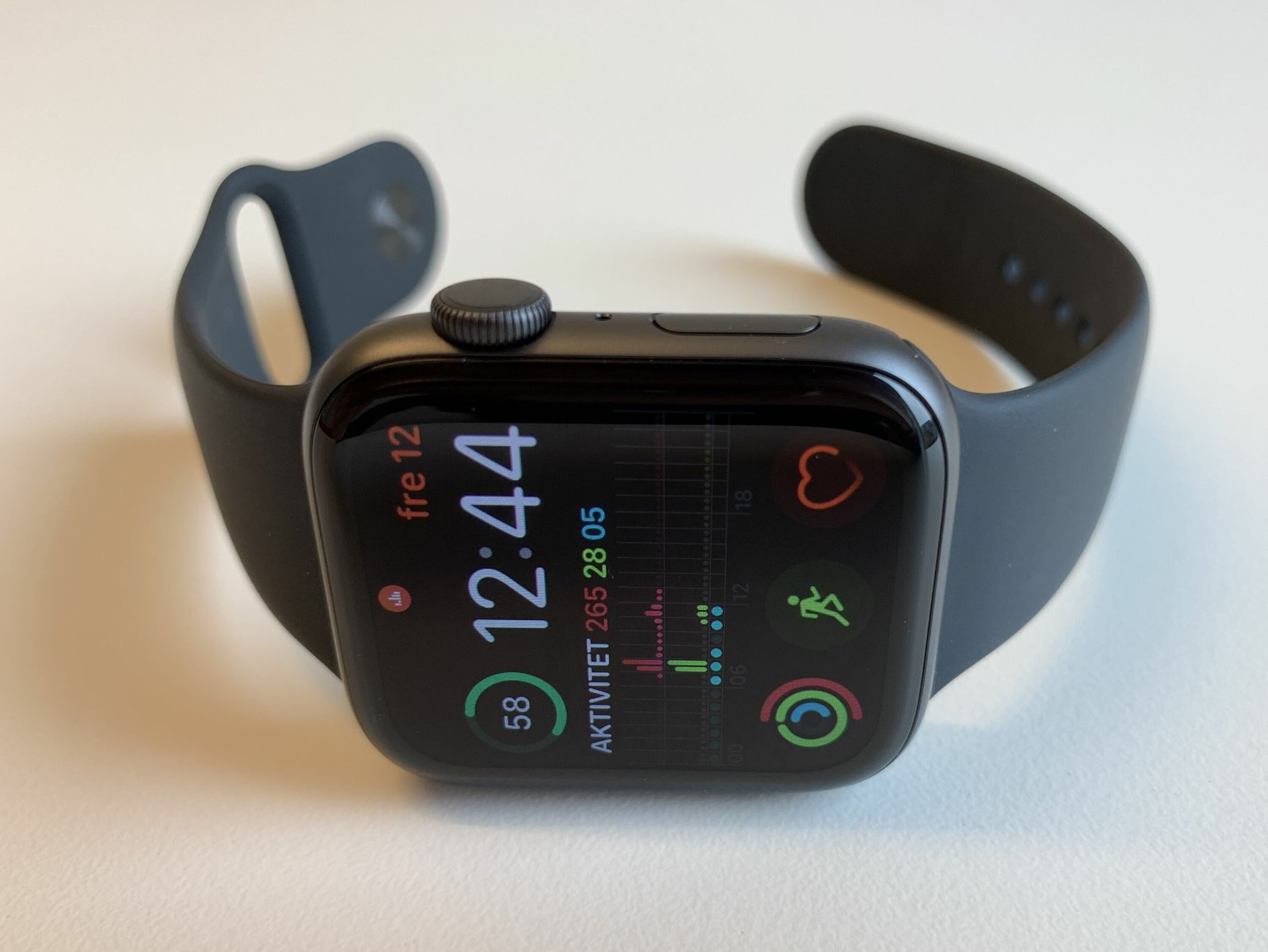 NY APPLE WATCH: Apple Watch Series 4 har for første gang fått en designendring. For første gang gir klokken en tilnærmet problemfri brukeropplevelse også.