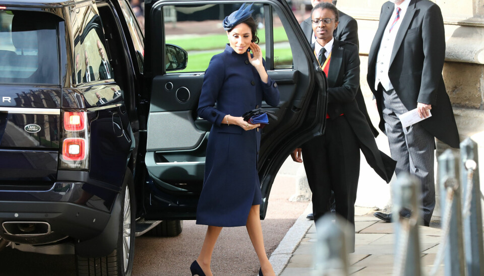 DEN BLÅ KÅPEN: Fra motehuset Givenchy startet på ny spekulasjonene rundt en familieforøkelse.