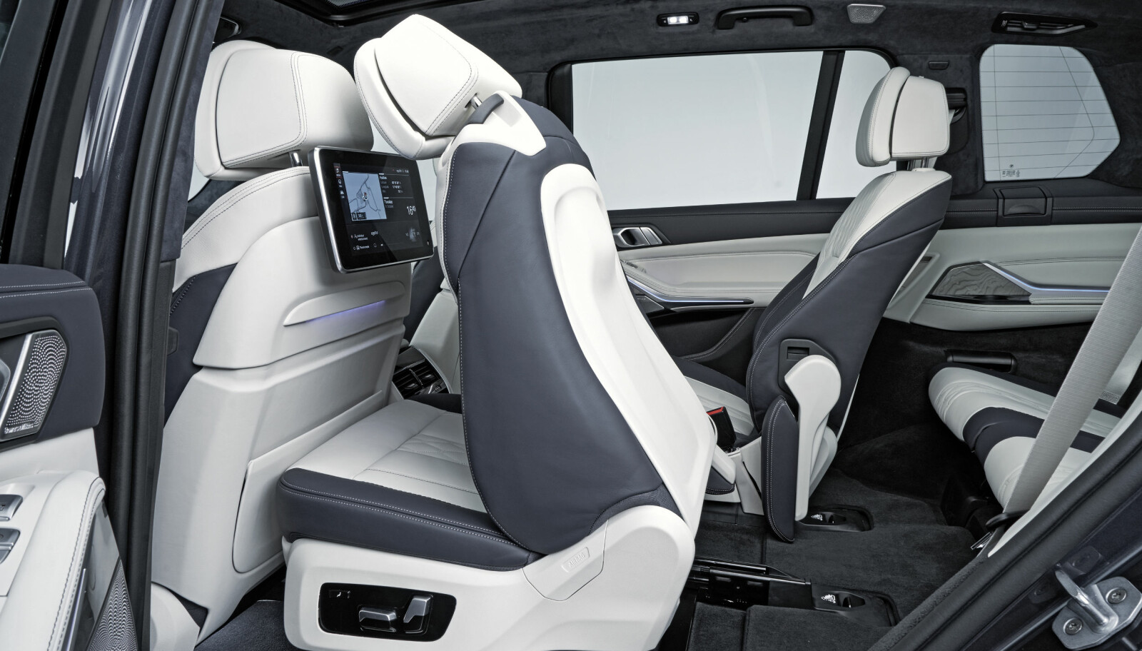 SETER: Den store SUV-en leveres med tre seterader og syv seter i skinn. Om ønskelig kan helt nye BMW X7 også leveres som seksseter, da får den midtre seteraden to individuelle komfortseter med armlener og samme elektriske justeringsmuligheter som forsetene.