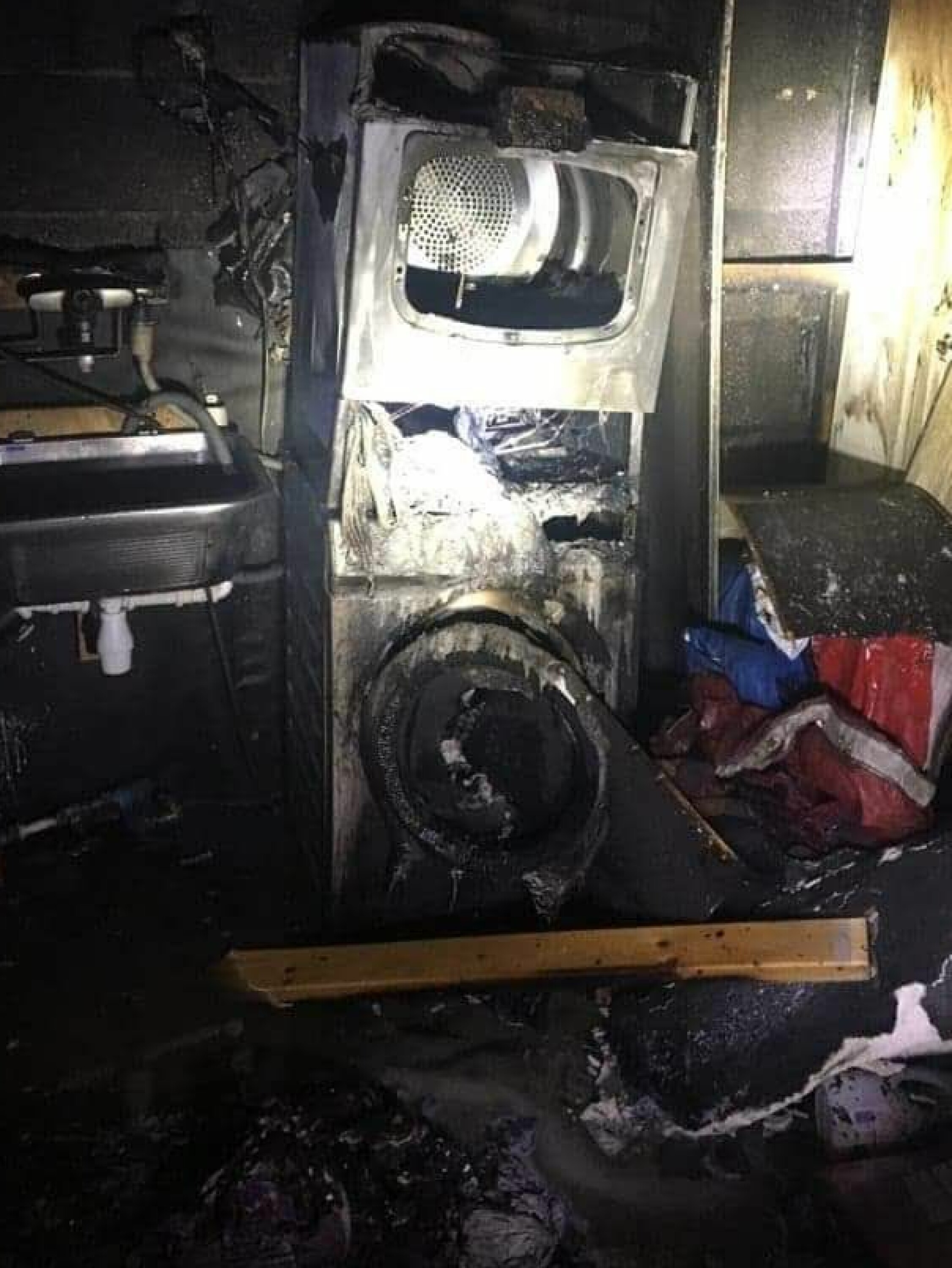 KJELLERBRANN: I huset til familien Aamodt på Fosser i Indre Akershus var det tørketrommelen som tok fyr. Hadde trommelen blitt satt på sent på kvelden, ville det høyst sannsynlig fått fatale følger. Billigere strøm om natten kan øke risikoen for flere nattbranner, frykter Brannvernforeningen.