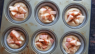 Fordeles i 12 muffinsformer. 
Ha i eplebiter og dryss på kanel og sukker.