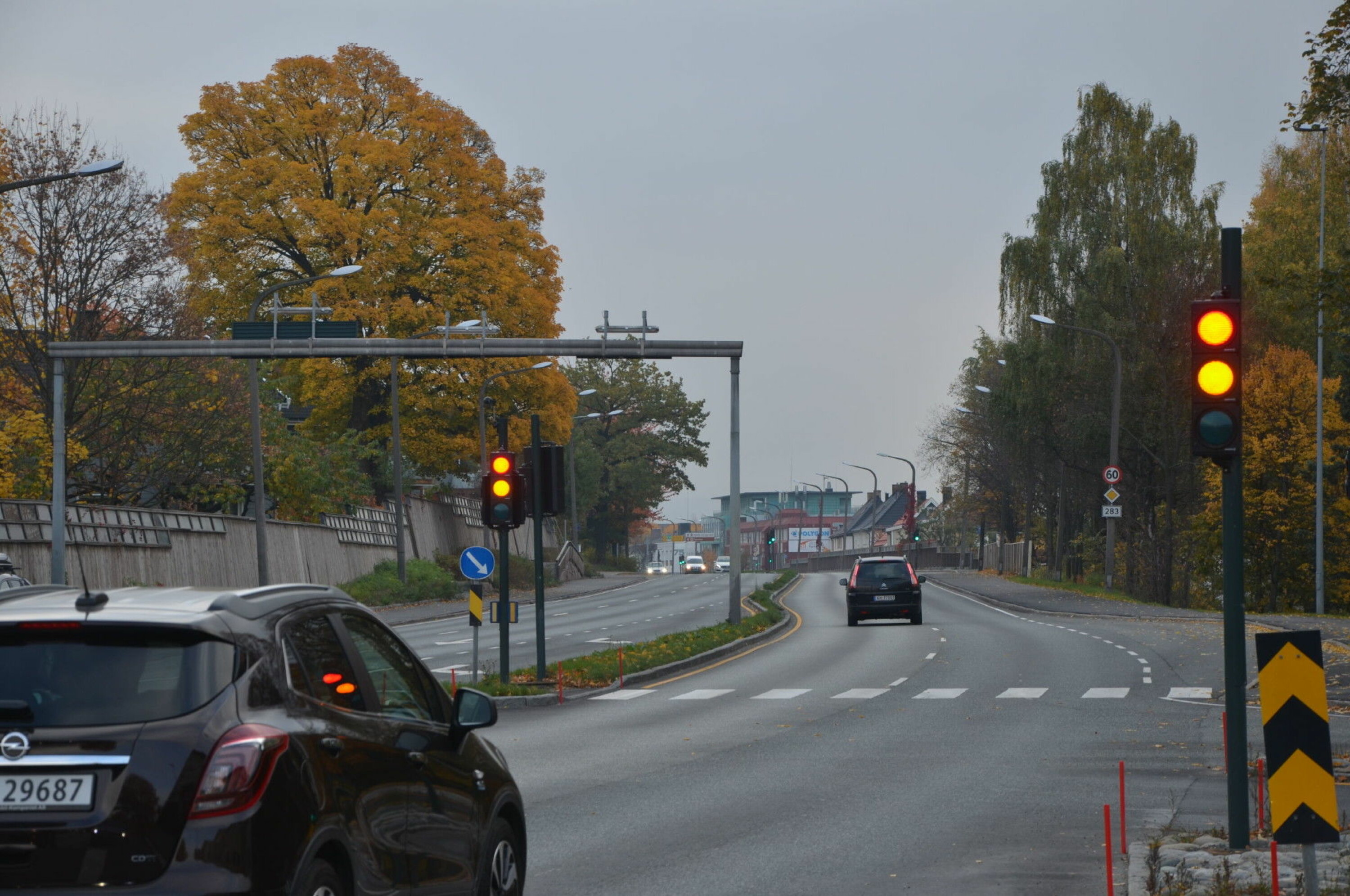 Kjører du på rødt lys, koster det deg 6 prikker om du har hatt førerkortet mindre enn 2 år. Pluss en bot på 6.800 kroner. Foto: Frank Williksen