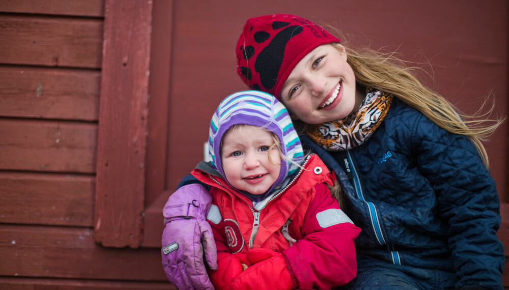 FIN BARNDOM: Det er ikke så mange som er på Svalbard hele livet. Freja sier hun tror hun vil dra til fastlandet for å studere. Lille Saga trenger ikke bestemme seg på mange, mange år.