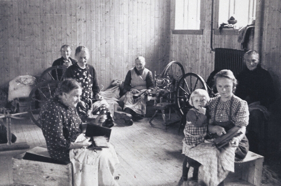 <b>Kvinnene og barna:</b> De
måtte bli på en folkehøyskole i
Hardanger, til de i mai 1944 fikk
lov til å dra sin vei. Hjem kunne
de ikke reise, for hele Telavåg
var brent ned eller sprengt.