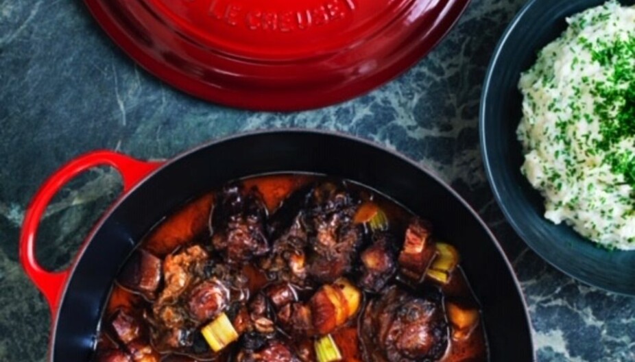 VARME HØSTGRYTER: Den franske gryten fra Le Creuset er en klassiker på kjøkkenet, og velegnet til å forberede høstens velsmakende måltider i. VARME HØSTGRYTER: Den franske gryten fra Le Creuset er en klassiker på kjøkkenet, og velegnet til å forberede høstens velsmakende måltider i.