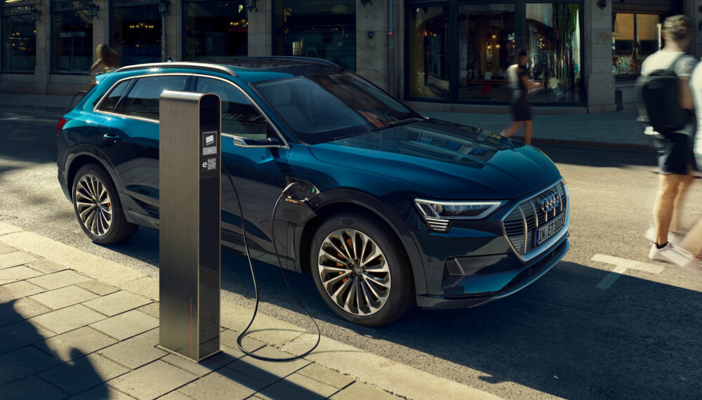 <b>HURTIGLADING:</b> Audis elbil kan lades med en effekt på 150 kW. De fleste hurtigladere langs norske veier har en effekt på 50 kW. Da tar det vesentlig lenger tid å lade opp. Med et batteri på 95 kWh skal rekkevidden uten å måtte lade være på over 40 mil.