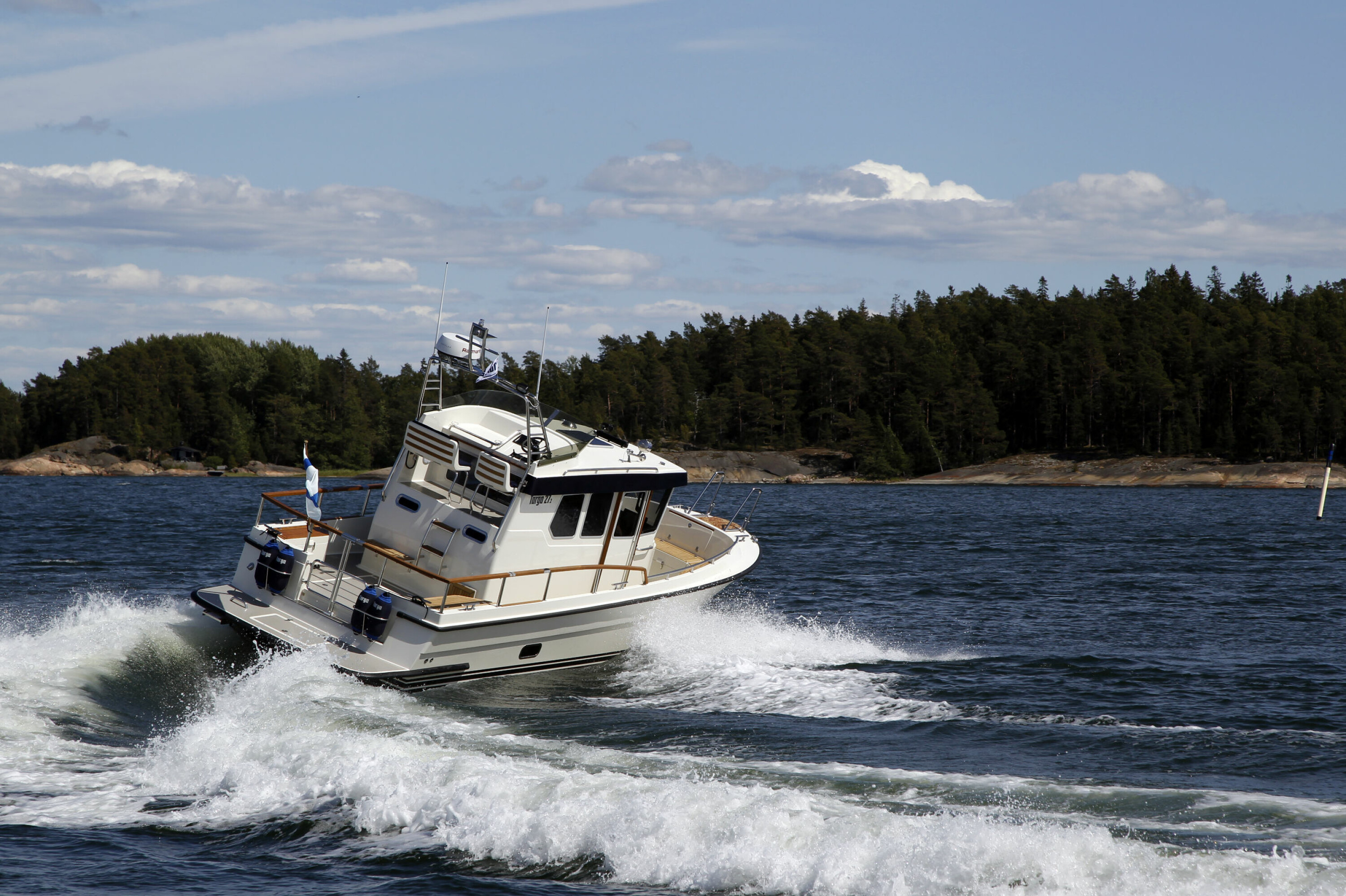 UTEPLASS: Åpen hekk som på andre nye Targa. Styreposisjon ute er velkommen på fine dager.