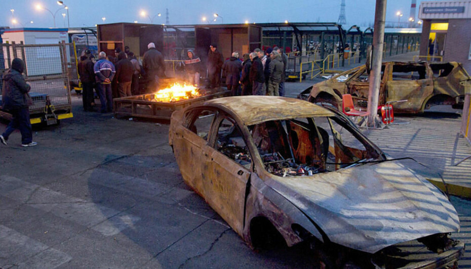 Arbeiderne reagerte med raseri og militante aksjoner da det ble kjent at Ford ville legge ned fabrikken sin i Genk. To år senere var nedleggelsen et faktum. Foto: Scanpix.