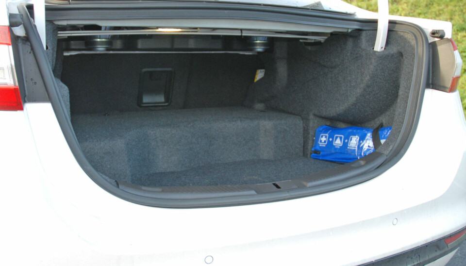 Her ligger batteriene i bagasjerommet på Mondeo Hybrid: Ikke den mest imponerende løsningen vi har sett...