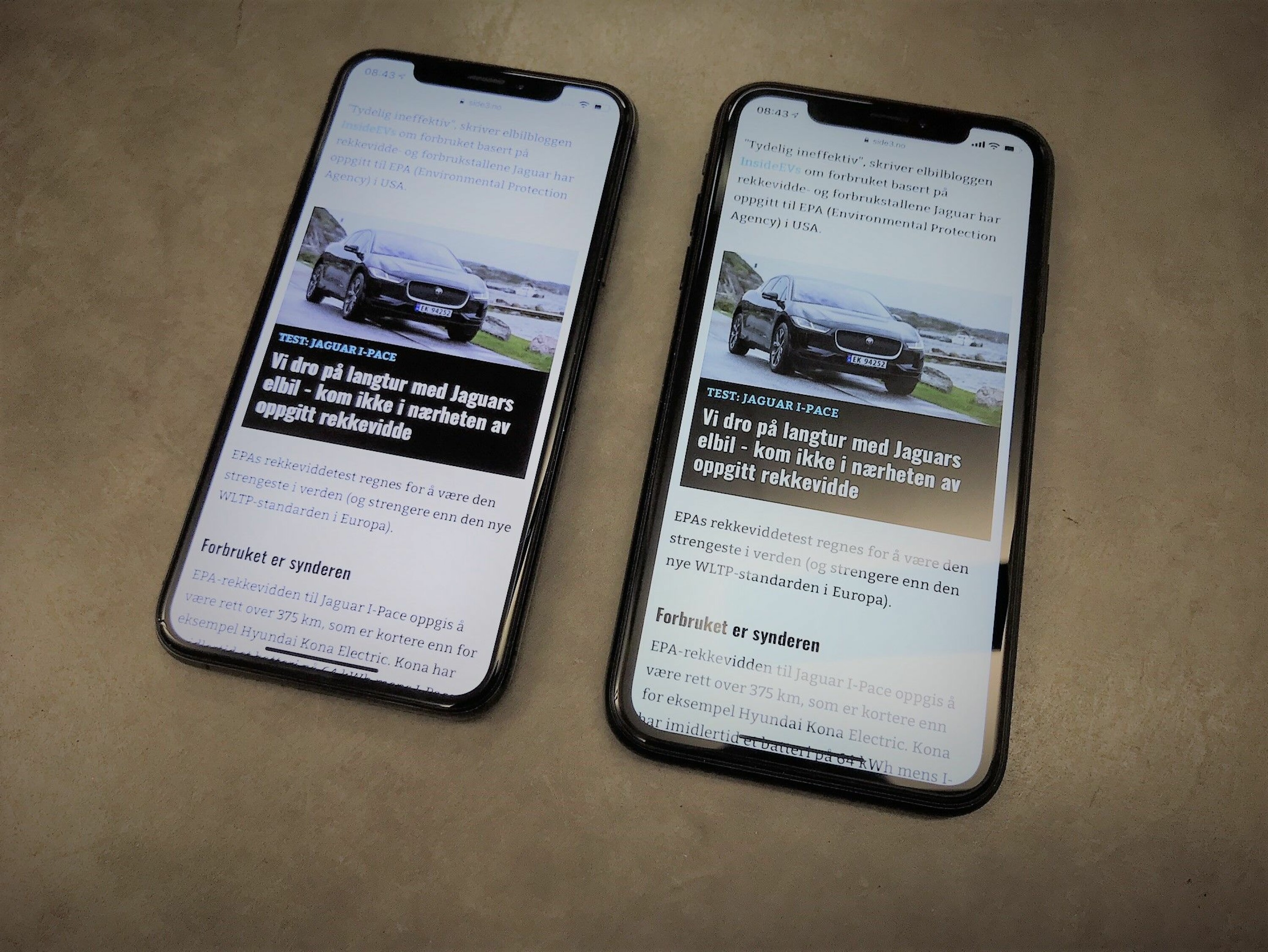 STØRRE SKJERM: iPhone XR (t.h.) har en merkbart større skjerm enn iPhone XS, men den ekstra plassen fører som oftest ikke til mer informasjon på skjermen. Isteden blir for eksempel teksten større og enklere og lese.