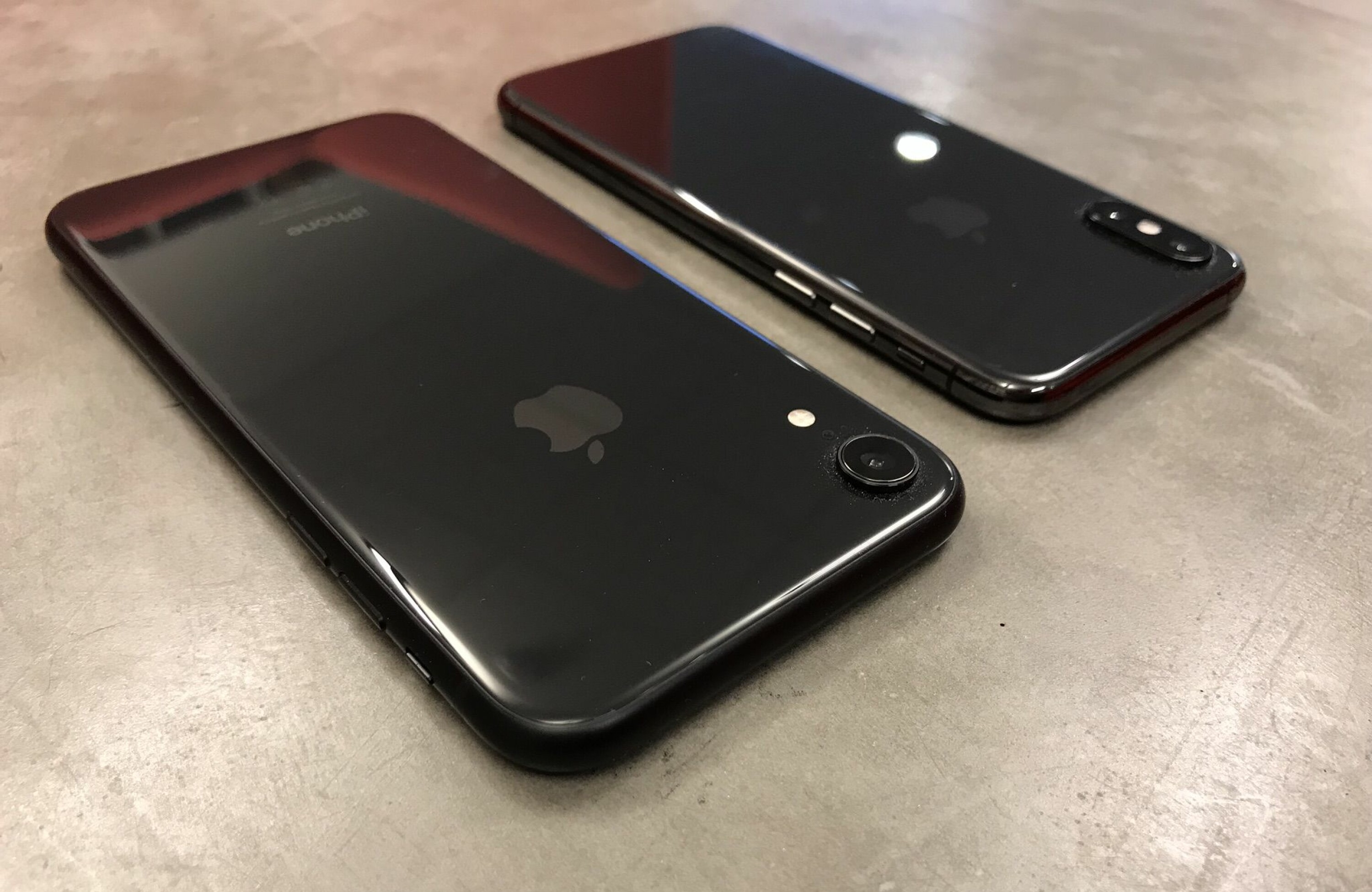 IPHONE XR: Årets rimeligste mobil fra Apple har utmerket byggekvalitet. Baksiden er i glass som muliggjør trådløs lading. Den har dessuten den samme A12 Bionic-prosessoren som finnes i de andre fullblodsmobilene.