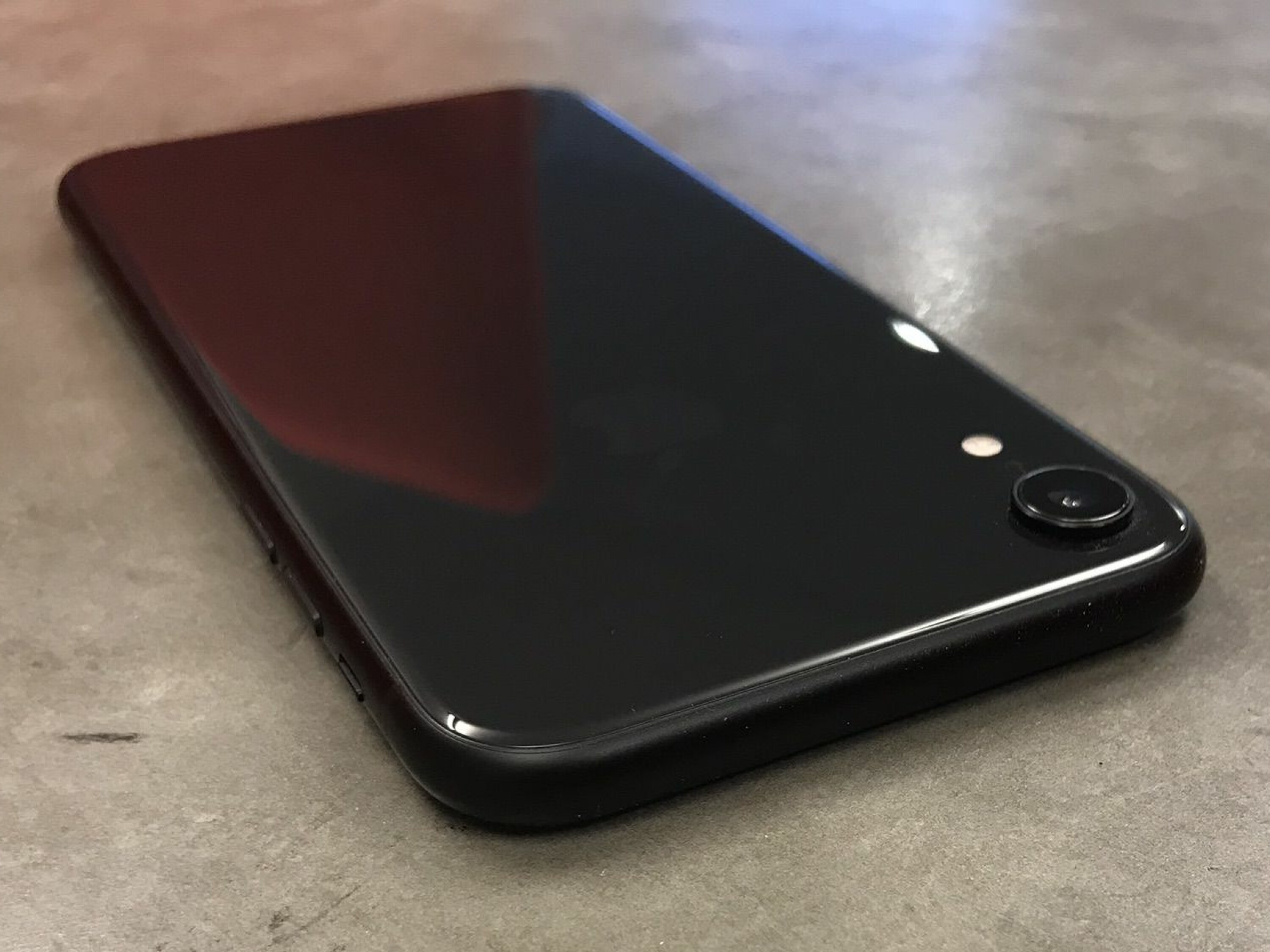 IPHONE XR: iPhone XR ligger rundt tre tusenlapper under iPhone XS i pris, men har både større skjerm, bedre batteritid og tar bedre portrettbilder i mørket.
