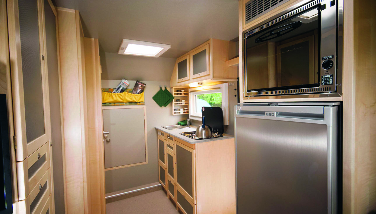 LUKSUS: Kjøkken med arbeidsplate i naturstein, 110-liters kjøleskap, fryseboks, og stekeovn.