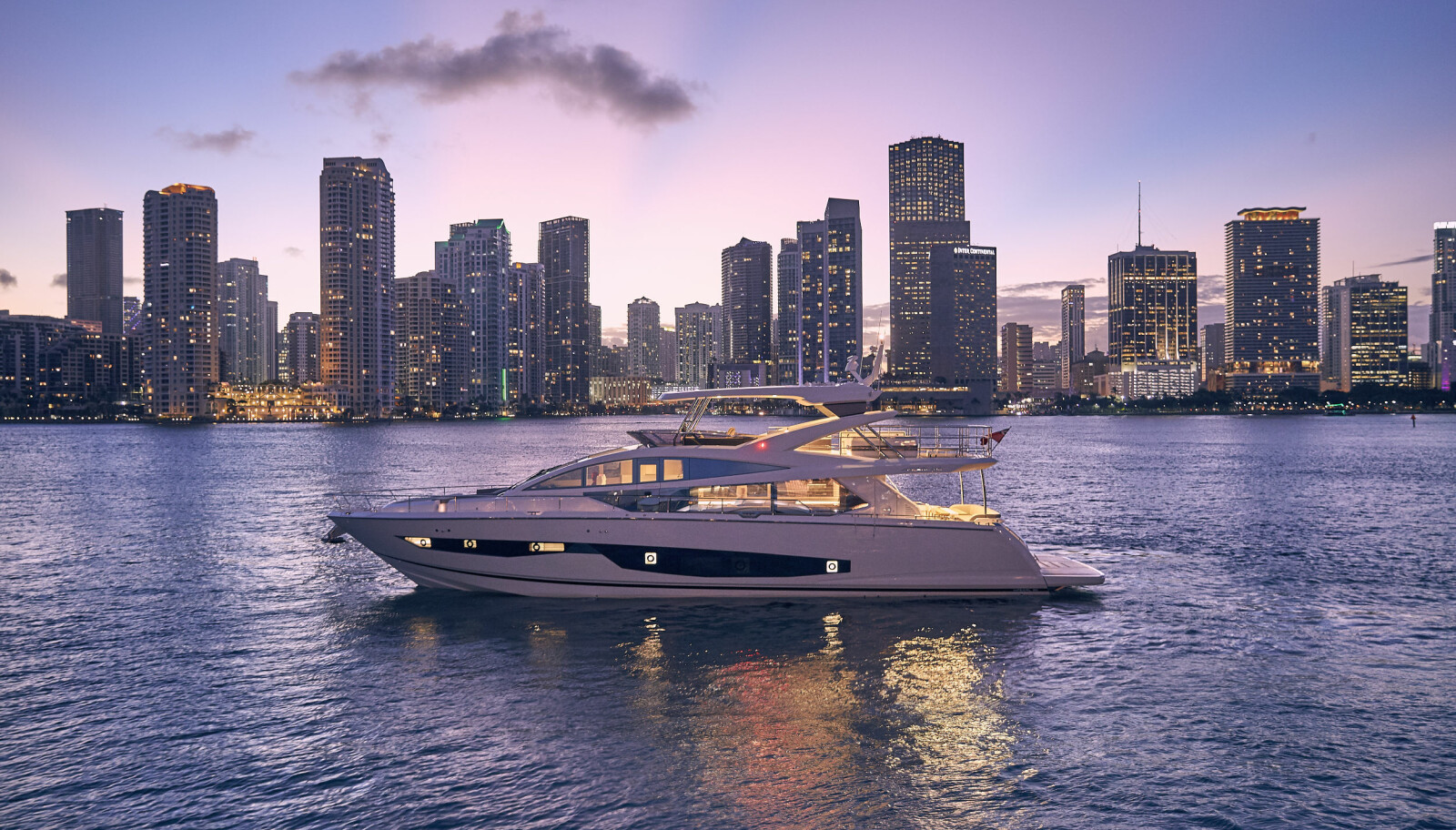 KVELD: En viktig del av yachtdesign er å få båten til å virke imponerende også når solen har gått ned.