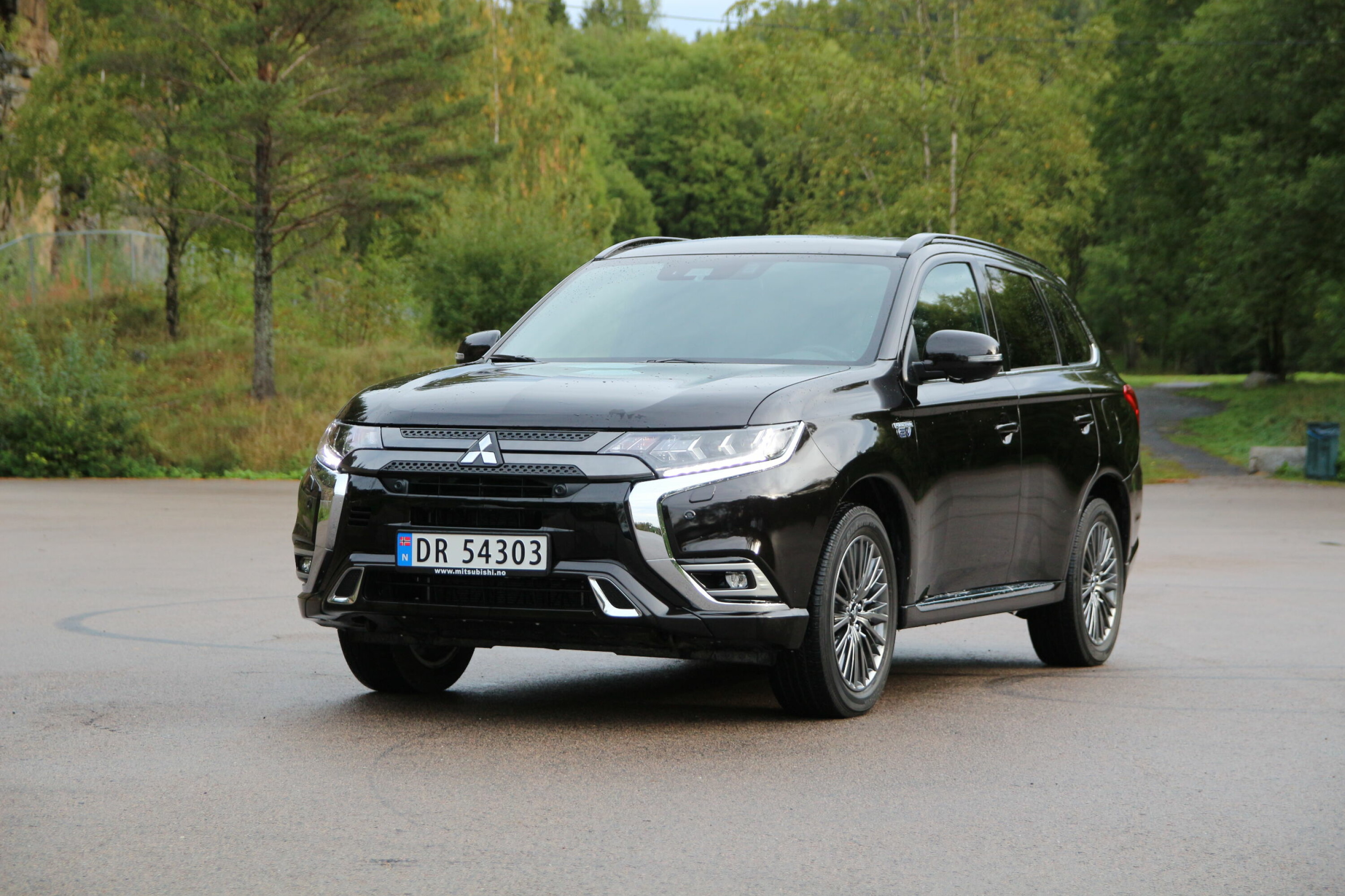 OPPDATERT: Pyntet opp med nye trekk i fronten, men Outlander PHEV er fortsatt 
seg selv lik.