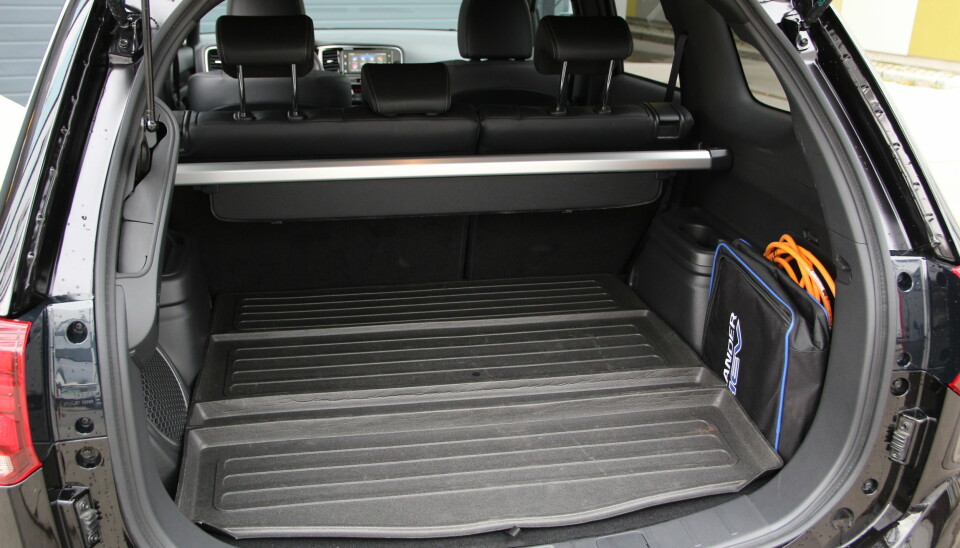 PLASS: Bagasjevolumet er oppgitt til 453 liter. Bestselgerne av kompakt-SUV-ene i Norge, RAV4 Hybrid, har 501 liter oppgitt.