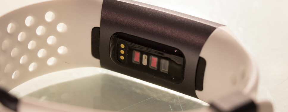 PULSMÅLER: Fitbit Charge 3 har litt større kontaktflate mot vristen, noe som skal bidra til mer nøyaktig pulsmåling