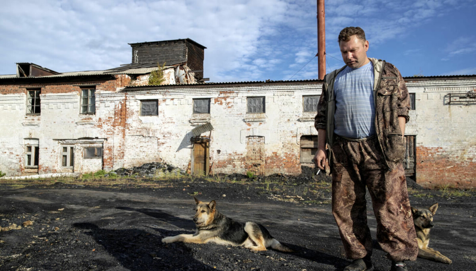 Arbeidsplass: Sergej og hans to vakthunder foran vodkafabrikken, hvor fanger i fengselet arbeidet tidligere. 
Her satt trolig Stalin 
for lenge siden.