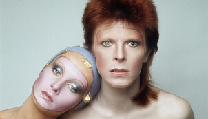 GLITTERBEVEGELSEN: David Bowie (her fotografert sammen med Twiggy) var blant de mannlige artistene som utfordret datidenes stereotypiske kjønnsroller.