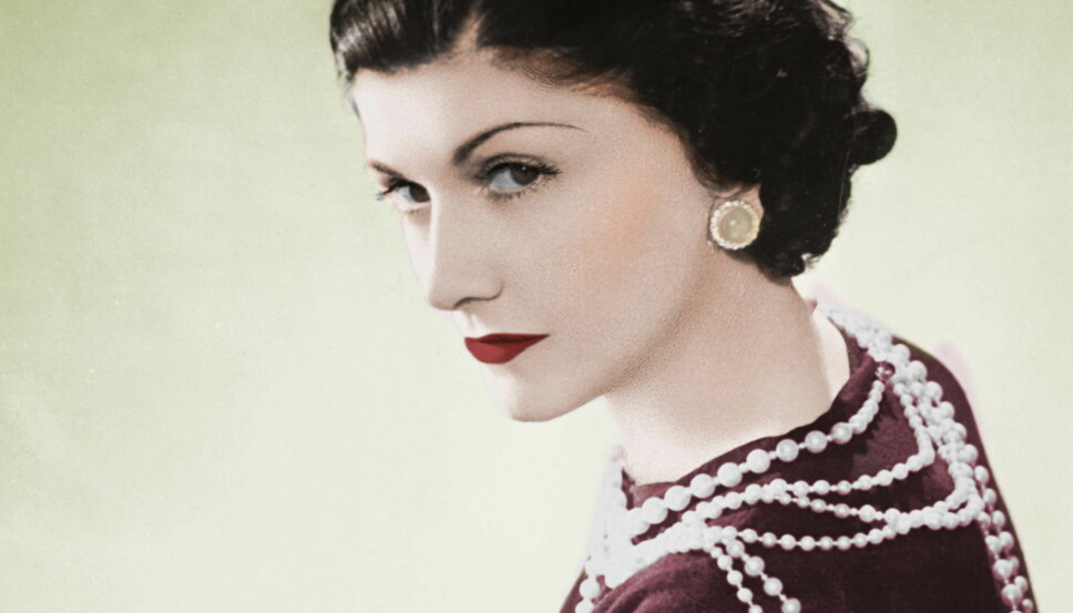 Coco Chanel var blant skjønnhetsikonenen som populariserte looken med røde lepper, mørke øyne og en solkysset glød.