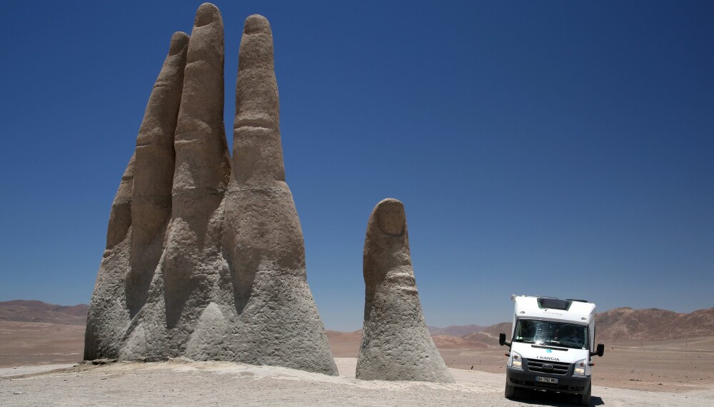 HIGH-FIVE TIL BOBILEN: Bobilferie er en skånsom ferieform sammenlignet med andre motoriserte ferieformer. Bildet er fra La Mano del Desierto i Atacamaørkenen i Chile.
