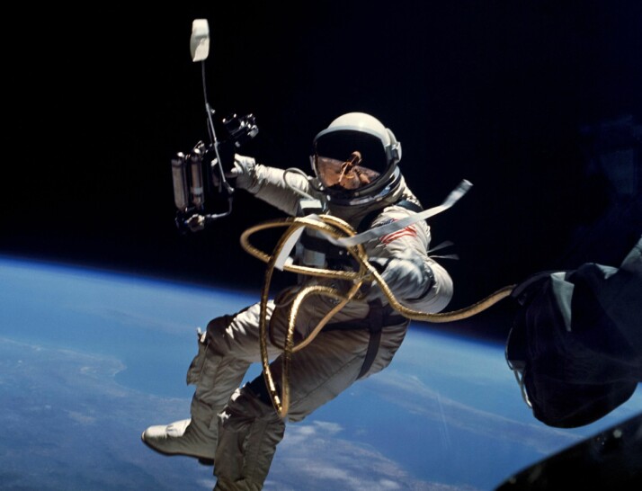 SPACEWALK: Å oppholde seg i lengre tid ute i rommet kan gi astronauter alvorlige skader på grunn av stråling, viser forskning fra NASA. Bildet viser Ed White, den første NASA-astronauten som gjennomførte en romvandring.