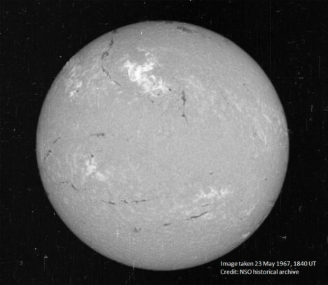 <b>SOLEN: </b>Dette bildet av solskiven, tatt skjebnesvangre 23. mai 1967
i synlig lys med solfilter, viser en stor flare – det lyse partiet litt til
venstre for midtlinjen på den øvre halvdelen. Vår stjerne har en
diameter på omkring 109 ganger Jordens, massen ca. 330 000
ganger større. Lyset bruker 8 minutter og 19 sekunder på
strekningen Solen-Jorden.