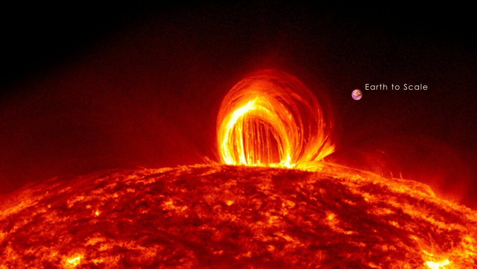 <b>FLARE:</b> En solar flare er en
plutselig, hurtig og intens økning
av lysstyrken i et begrenset
område av Solens atmosfære.
Stråling over nesten hele det
elektromagnetiske spektrum
farer ut i rommet langs magnetiske
kraftlinjer, og kolossale
energimengder er involvert.
Også flare-hyppigheten følger
Solens 11-årige aktivitetssyklus.