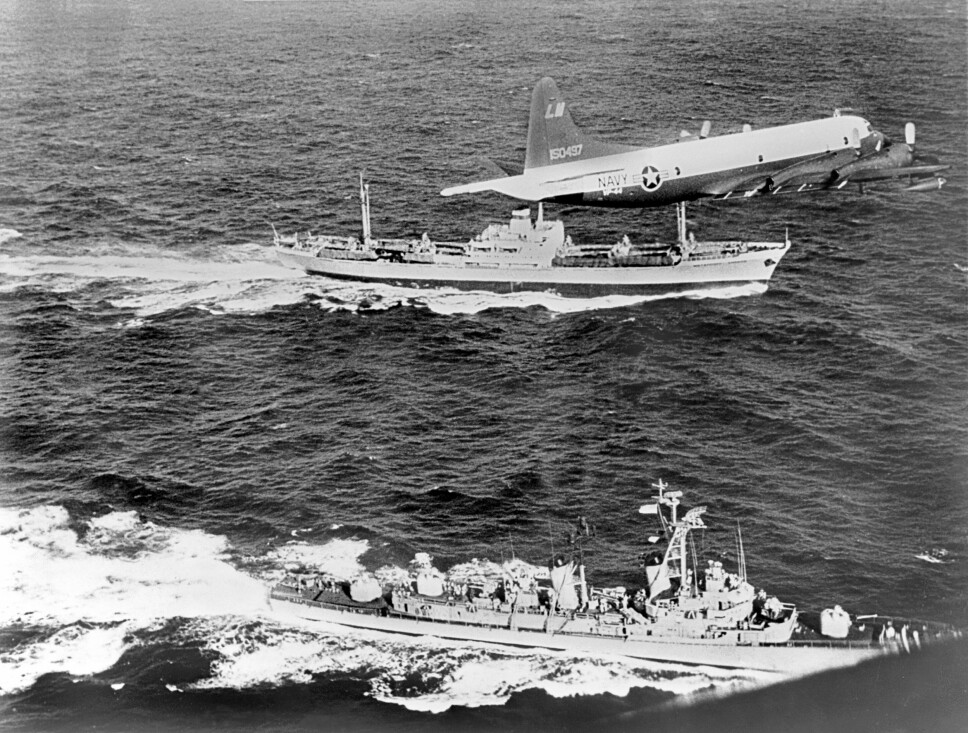 <b>CUBAKRISEN</b>: Et amerikansk
Neptune rekognoseringsfly og
en amerikansk destroyer følger
et sovjetisk lasteskip under
Cubakrisen i 1962. Våpenkappløpet
og den kalde krigen
var på sitt mest kritiske punkt.