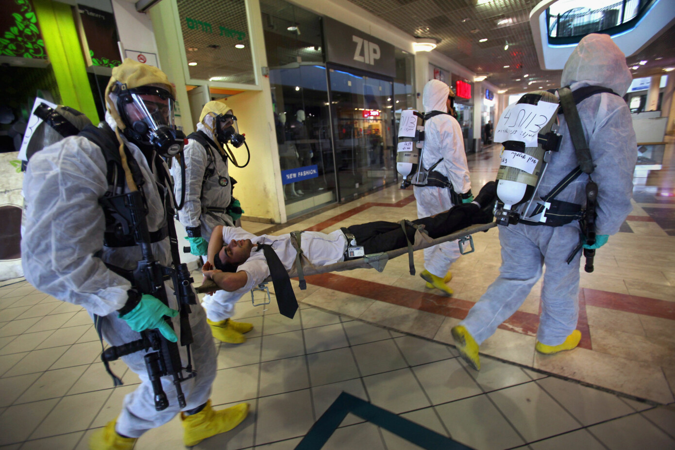 TERRORVÅPEN:
Et angrep med for
eksempel koppevirus
vil kunne være
mer effektivt enn en
atombombe og ta
livet av 30 millioner
mennesker. Her
evakuerer Israelske
politifolk med
beskyttelsesdrakter
et offer under en
terrorøvelse i
Jerusalem.