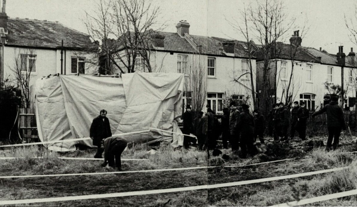 SERIEMORDERENS BOLIG: Store politistyrker saumfarte området rundt seriemorderens bolig