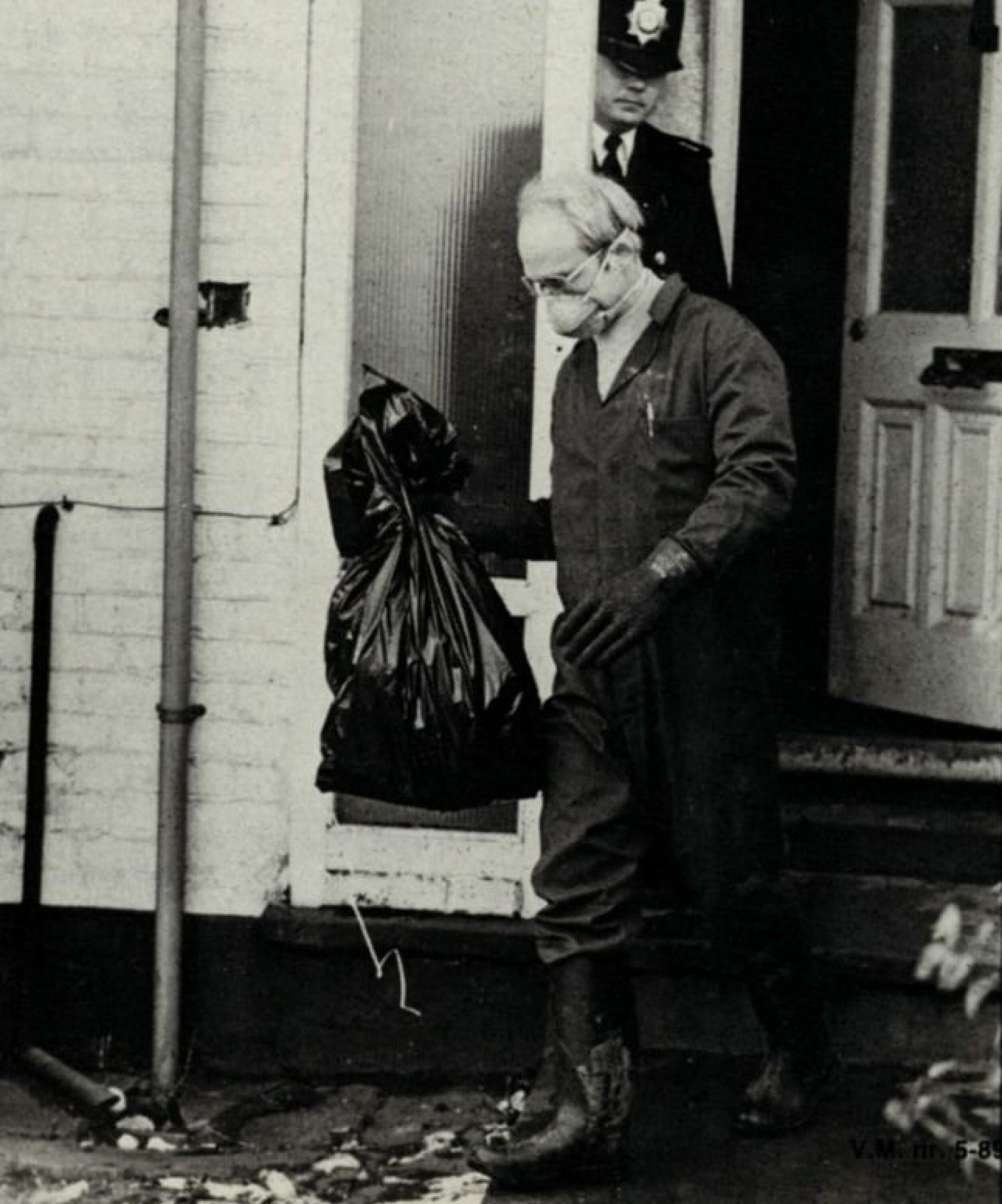 LIKRESTER: I leiligheten fant politiet plastposer fulle av likrester.