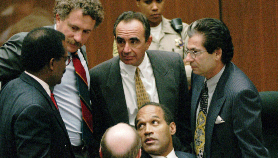 I RETTSSALEN: O.J. Simpson med sitt juridiske team rundt seg i rettssaken fra 1995. Fra venstre: Johhnie Cochran Jr., Peter Neufield, Robert Shapiro, Robert Kardashian og Robert Blasier (sittende til venstre).