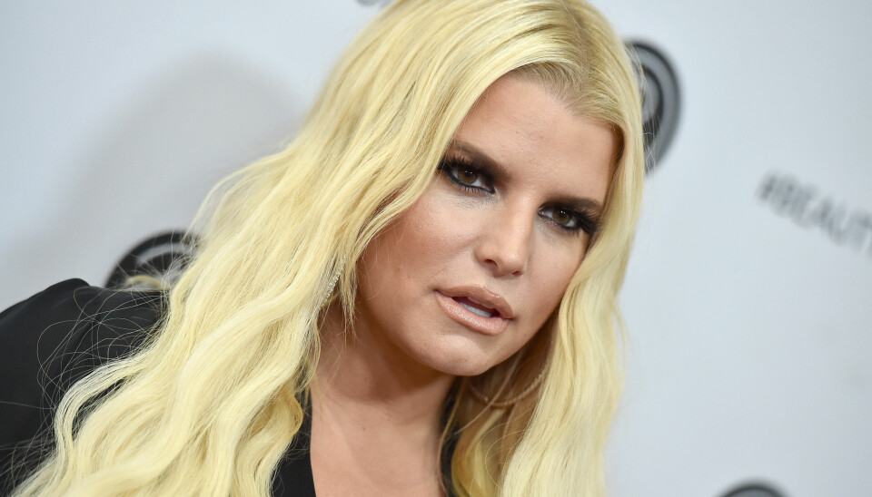 TAKKNEMLIG: Jessica Simpson takker brannmannskapene som har holdt flammene unna hjemmet hennes.