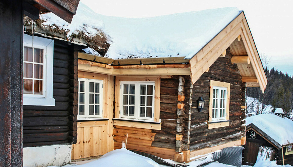 NYTT LIV: Denne stua var i svært dårlig stand. Da var det like godt å plukke den ned og ta den med i laftehallen for å gjøre alle reparasjonene der. Den er et godt eksempel på at det blir en fin hytte til slutt, selv om det er mye som må byttes ut og repareres.