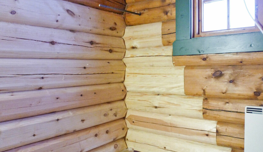 STORE SKADER: Når det er omfattende råteskader, er det like godt å fjerne gulv, bjelkelag og grunnmur. Da er det enklere å komme til og reparere de råtne delene i veggen. Reparasjon av en slik vegg er et avansert puslespill. Når reparasjonene er ferdige, kan mureren lage ny grunnmur og nytt gulv komme på plass.