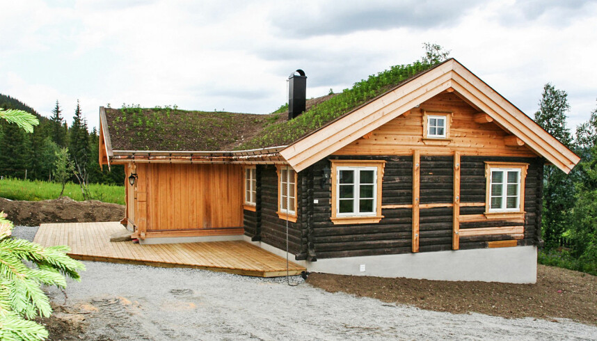 BRANNSKADET: Denne hytta var brannskadet. Den ble plukket ned og lagret. Da den skulle repareres, måtte den først settes opp, vaskes og renses. Deretter ble den plukket ned igjen og satt opp i laftehallen for reparasjon, for så å bli tatt ned og satt opp på byggeplassen.