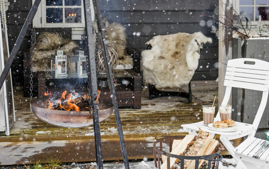 PRAKTISK BÅLPANNE: Det snør store flak på Storvallen, som ligger kun en drøy time hjemmefra. Familien har tent opp i bålpanna, marshmallows og kakao er gjort klar og skinn er lagt i stolene. Alt er duket for utekos.